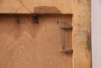 アンティーク建具　枠・ヒノキ材、板・ケヤキ材　庄内　最上級　立派な金具が存在感抜群の山形県酒田産の蔵戸(引き戸、玄関戸)(R-049321)