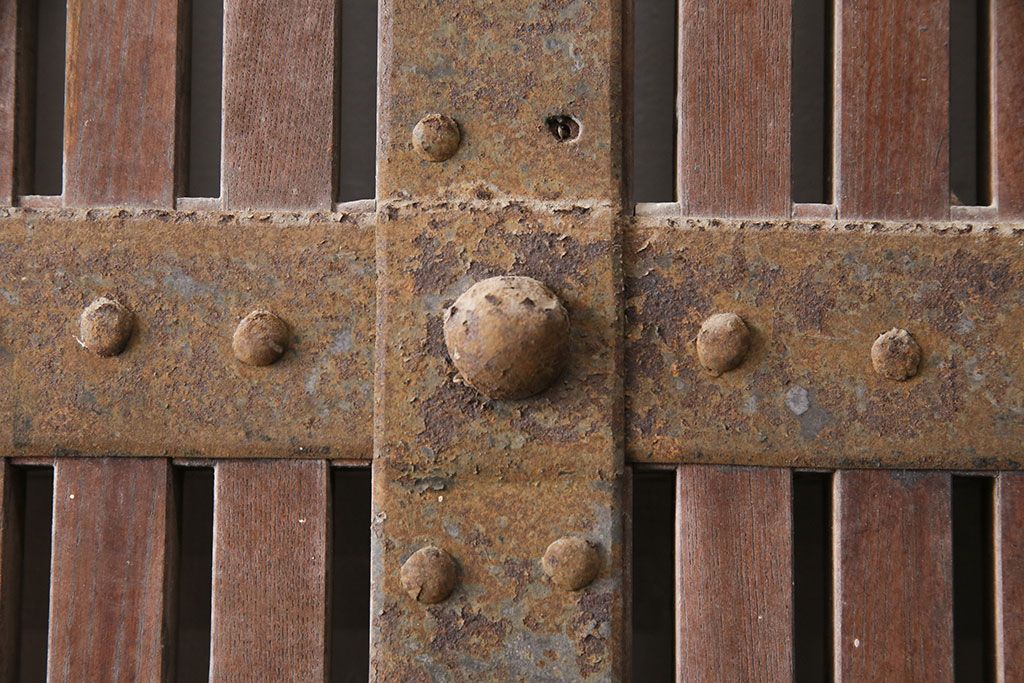 アンティーク建具　明治期　最上級　巾着金具　堂々とした佇まいが和の風格漂う総欅(ケヤキ)材の富山蔵戸1枚　(R-049323)