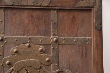 アンティーク建具　明治期　最上級　巾着金具　堂々とした佇まいが和の風格漂う総欅(ケヤキ)材の富山蔵戸1枚　(R-049323)