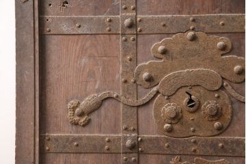 アンティーク建具　明治期　最上級　巾着金具　堂々とした佇まいが和の風格漂う総欅(ケヤキ)材の富山蔵戸1枚　(R-049323)