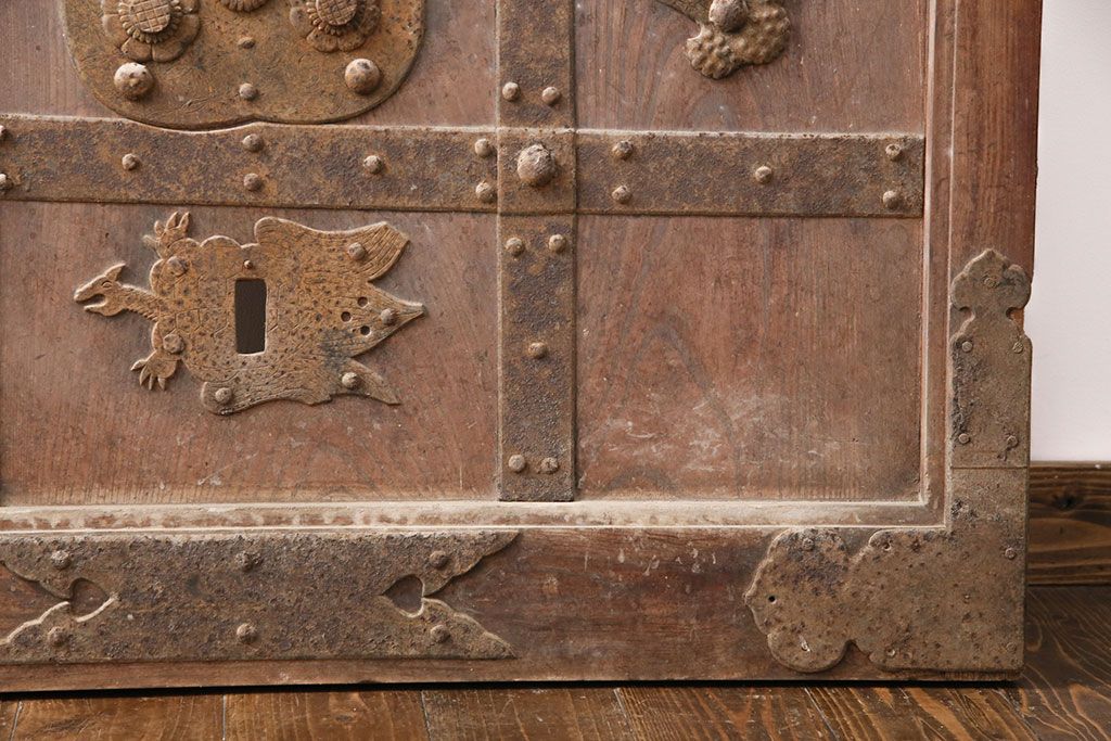 アンティーク建具　明治期　最上級　巾着金具　堂々とした佇まいが和の風格漂う総欅(ケヤキ)材の富山蔵戸1枚　(R-049323)