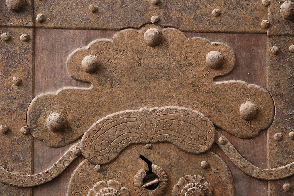 アンティーク建具　明治期　最上級　巾着金具　堂々とした佇まいが和の風格漂う総欅(ケヤキ)材の富山蔵戸1枚　(R-049323)