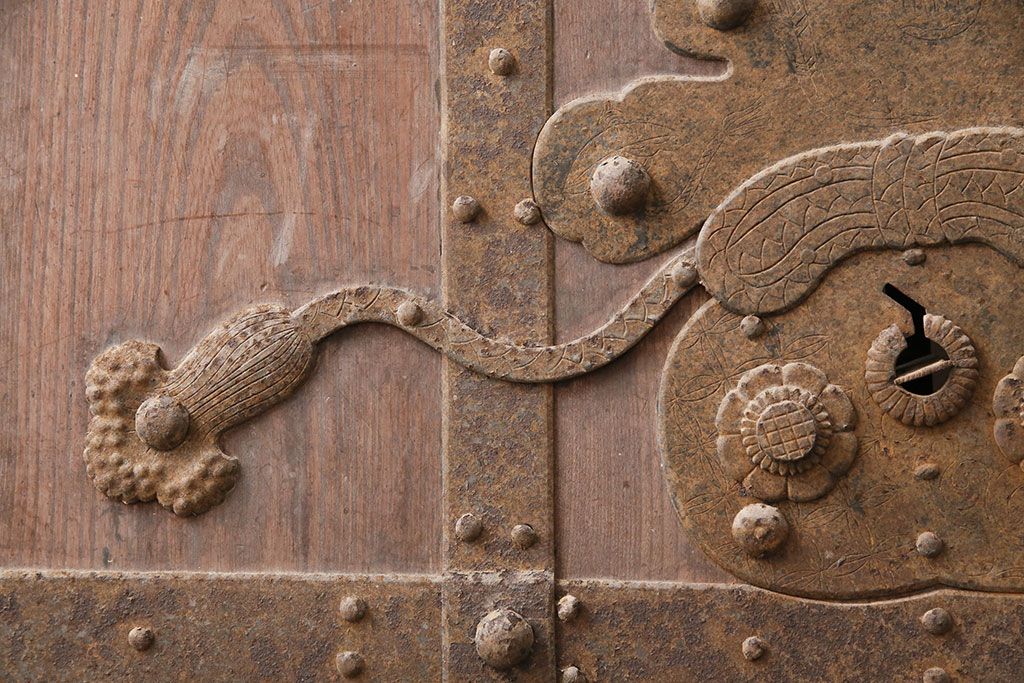 アンティーク建具　明治期　最上級　巾着金具　堂々とした佇まいが和の風格漂う総欅(ケヤキ)材の富山蔵戸1枚　(R-049323)