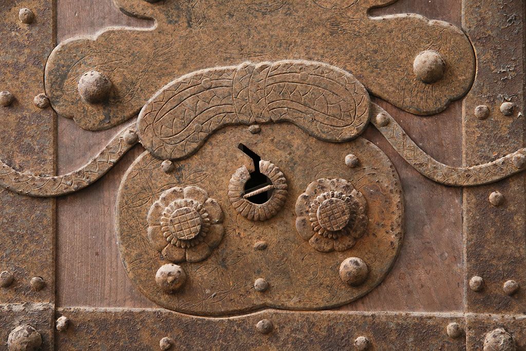 アンティーク建具　明治期　最上級　巾着金具　堂々とした佇まいが和の風格漂う総欅(ケヤキ)材の富山蔵戸1枚　(R-049323)