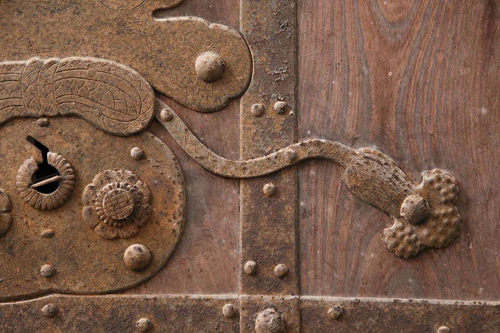 アンティーク建具　明治期　最上級　巾着金具　堂々とした佇まいが和の風格漂う総欅(ケヤキ)材の富山蔵戸1枚　(R-049323)