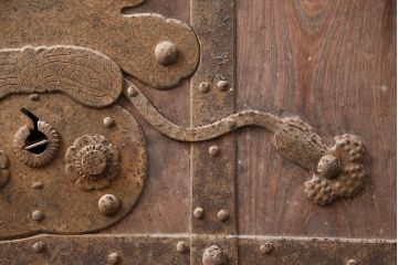 アンティーク建具　明治期　最上級　巾着金具　堂々とした佇まいが和の風格漂う総欅(ケヤキ)材の富山蔵戸1枚　(R-049323)