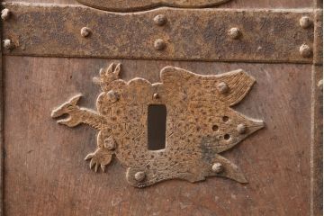 アンティーク建具　明治期　最上級　巾着金具　堂々とした佇まいが和の風格漂う総欅(ケヤキ)材の富山蔵戸1枚　(R-049323)