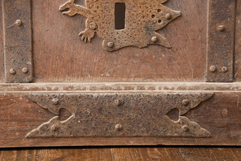 アンティーク建具　明治期　最上級　巾着金具　堂々とした佇まいが和の風格漂う総欅(ケヤキ)材の富山蔵戸1枚　(R-049323)