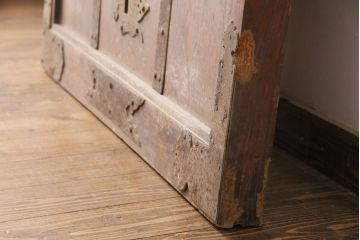 アンティーク建具　明治期　最上級　巾着金具　堂々とした佇まいが和の風格漂う総欅(ケヤキ)材の富山蔵戸1枚　(R-049323)