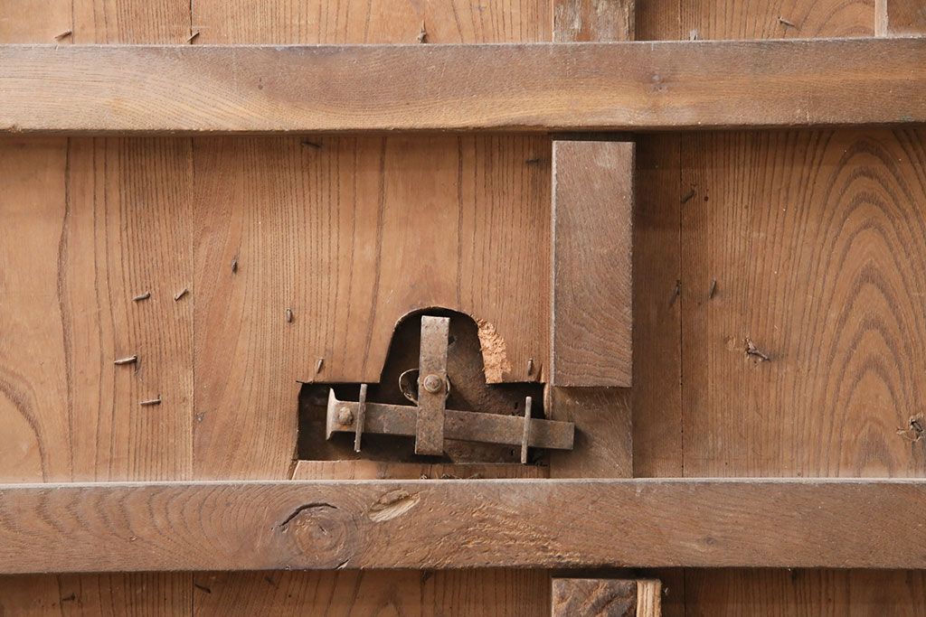 アンティーク建具　明治期　最上級　巾着金具　堂々とした佇まいが和の風格漂う総欅(ケヤキ)材の富山蔵戸1枚　(R-049323)