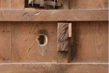 アンティーク建具　明治期　最上級　巾着金具　堂々とした佇まいが和の風格漂う総欅(ケヤキ)材の富山蔵戸1枚　(R-049323)