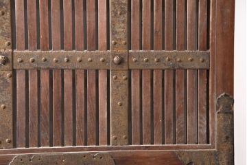 アンティーク建具　最上級　巾着金具　堂々とした佇まいが和の風格漂う総ケヤキ材製富山蔵戸(玄関戸、引き戸)(R-049323)
