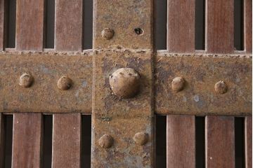 アンティーク建具　最上級　巾着金具　堂々とした佇まいが和の風格漂う総ケヤキ材製富山蔵戸(玄関戸、引き戸)(R-049323)