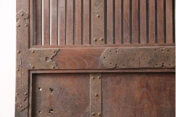 アンティーク建具　最上級　巾着金具　堂々とした佇まいが和の風格漂う総ケヤキ材製富山蔵戸(玄関戸、引き戸)(R-049323)