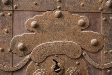 アンティーク建具　最上級　巾着金具　堂々とした佇まいが和の風格漂う総ケヤキ材製富山蔵戸(玄関戸、引き戸)(R-049323)