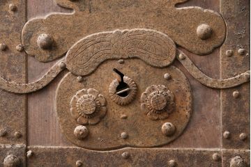 アンティーク建具　最上級　巾着金具　堂々とした佇まいが和の風格漂う総ケヤキ材製富山蔵戸(玄関戸、引き戸)(R-049323)