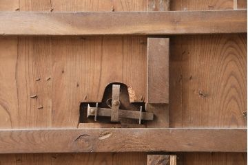 アンティーク建具　最上級　巾着金具　堂々とした佇まいが和の風格漂う総ケヤキ材製富山蔵戸(玄関戸、引き戸)(R-049323)