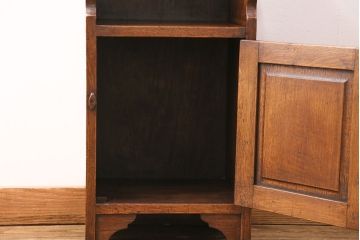イギリスビンテージ　細やかな意匠が光るニレ材製電話台(サイドキャビネット、収納棚、飾り棚、サイドテーブル)(R-049325)