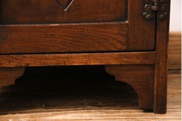 イギリスビンテージ　細やかな意匠が光るニレ材製電話台(サイドキャビネット、収納棚、飾り棚、サイドテーブル)(R-049325)