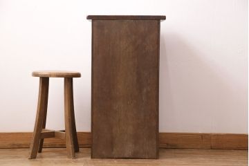 イギリスビンテージ　細やかな意匠が光るニレ材製電話台(サイドキャビネット、収納棚、飾り棚、サイドテーブル)(R-049325)