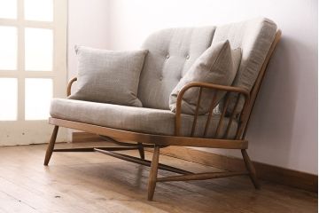 ビンテージ家具　イギリスヴィンテージ　ERCOL(アーコール)　木のぬくもりとナチュラルな雰囲気が魅力的な二人掛けソファ(2Pソファ)(R-049335)