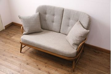 ビンテージ家具　イギリスヴィンテージ　ERCOL(アーコール)　木のぬくもりとナチュラルな雰囲気が魅力的な二人掛けソファ(2Pソファ)(R-049335)