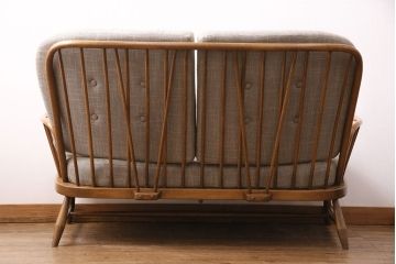 ビンテージ家具　イギリスヴィンテージ　ERCOL(アーコール)　木のぬくもりとナチュラルな雰囲気が魅力的な二人掛けソファ(2Pソファ)(R-049335)