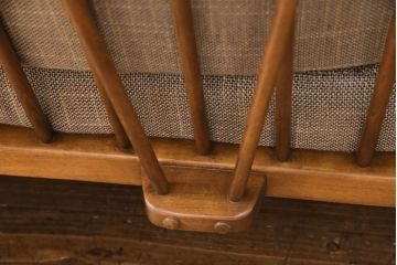 ビンテージ家具　イギリスヴィンテージ　ERCOL(アーコール)　木のぬくもりとナチュラルな雰囲気が魅力的な二人掛けソファ(2Pソファ)(R-049335)