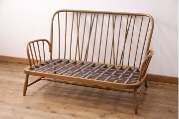 ビンテージ家具　イギリスヴィンテージ　ERCOL(アーコール)　木のぬくもりとナチュラルな雰囲気が魅力的な二人掛けソファ(2Pソファ)(R-049335)