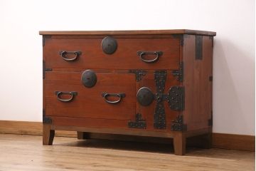 和製アンティーク　美品　天板・脚付きリメイク　リビングや寝室に!桜の丸金具が上品なヒノキ材製の箪笥ローボード(チェスト、引き出し、テレビ台、テレビボード)(R-049339)