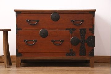 和製アンティーク　美品　天板・脚付きリメイク　リビングや寝室に!桜の丸金具が上品なヒノキ材製の箪笥ローボード(チェスト、引き出し、テレビ台、テレビボード)(R-049339)