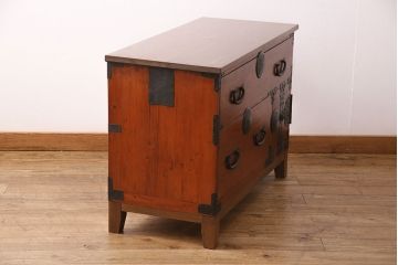 和製アンティーク　美品　天板・脚付きリメイク　リビングや寝室に!桜の丸金具が上品なヒノキ材製の箪笥ローボード(チェスト、引き出し、テレビ台、テレビボード)(R-049339)