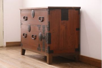 和製アンティーク　美品　天板・脚付きリメイク　リビングや寝室に!桜の丸金具が上品なヒノキ材製の箪笥ローボード(チェスト、引き出し、テレビ台、テレビボード)(R-049339)
