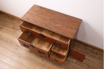 和製アンティーク　美品　天板・脚付きリメイク　リビングや寝室に!桜の丸金具が上品なヒノキ材製の箪笥ローボード(チェスト、引き出し、テレビ台、テレビボード)(R-049339)