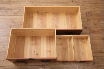 和製アンティーク　美品　天板・脚付きリメイク　リビングや寝室に!桜の丸金具が上品なヒノキ材製の箪笥ローボード(チェスト、引き出し、テレビ台、テレビボード)(R-049339)