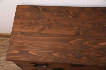 和製アンティーク　美品　天板・脚付きリメイク　リビングや寝室に!桜の丸金具が上品なヒノキ材製の箪笥ローボード(チェスト、引き出し、テレビ台、テレビボード)(R-049339)