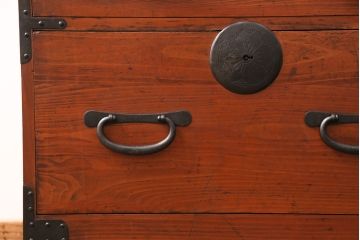 和製アンティーク　美品　天板・脚付きリメイク　リビングや寝室に!桜の丸金具が上品なヒノキ材製の箪笥ローボード(チェスト、引き出し、テレビ台、テレビボード)(R-049339)