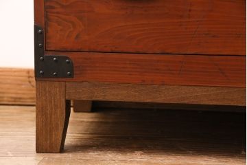 和製アンティーク　美品　天板・脚付きリメイク　リビングや寝室に!桜の丸金具が上品なヒノキ材製の箪笥ローボード(チェスト、引き出し、テレビ台、テレビボード)(R-049339)