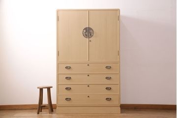 中古美品　伝統工芸品　長谷川浅次作　三方柾目造り　衣装盆付き!桔梗の飾り金具が上品な和を感じさせる加茂総桐箪笥(定価約140万円)(胴厚、総桐たんす、桐タンス、着物タンス、衣装タンス)(R-049341)