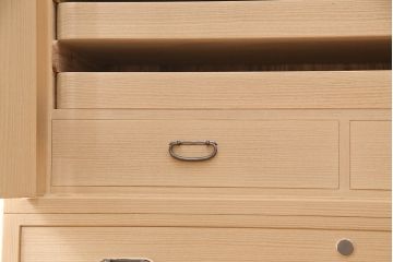 中古美品　伝統工芸品　長谷川浅次作　三方柾目造り　衣装盆付き!桔梗の飾り金具が上品な和を感じさせる加茂総桐箪笥(定価約140万円)(胴厚、総桐たんす、桐タンス、着物タンス、衣装タンス)(R-049341)