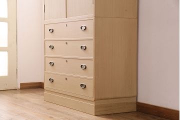 中古美品　伝統工芸品　長谷川浅次作　三方柾目造り　衣装盆付き!桔梗の飾り金具が上品な和を感じさせる加茂総桐箪笥(定価約140万円)(胴厚、総桐たんす、桐タンス、着物タンス、衣装タンス)(R-049341)