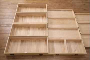 中古美品　伝統工芸品　長谷川浅次作　三方柾目造り　衣装盆付き!桔梗の飾り金具が上品な和を感じさせる加茂総桐箪笥(定価約140万円)(胴厚、総桐たんす、桐タンス、着物タンス、衣装タンス)(R-049341)