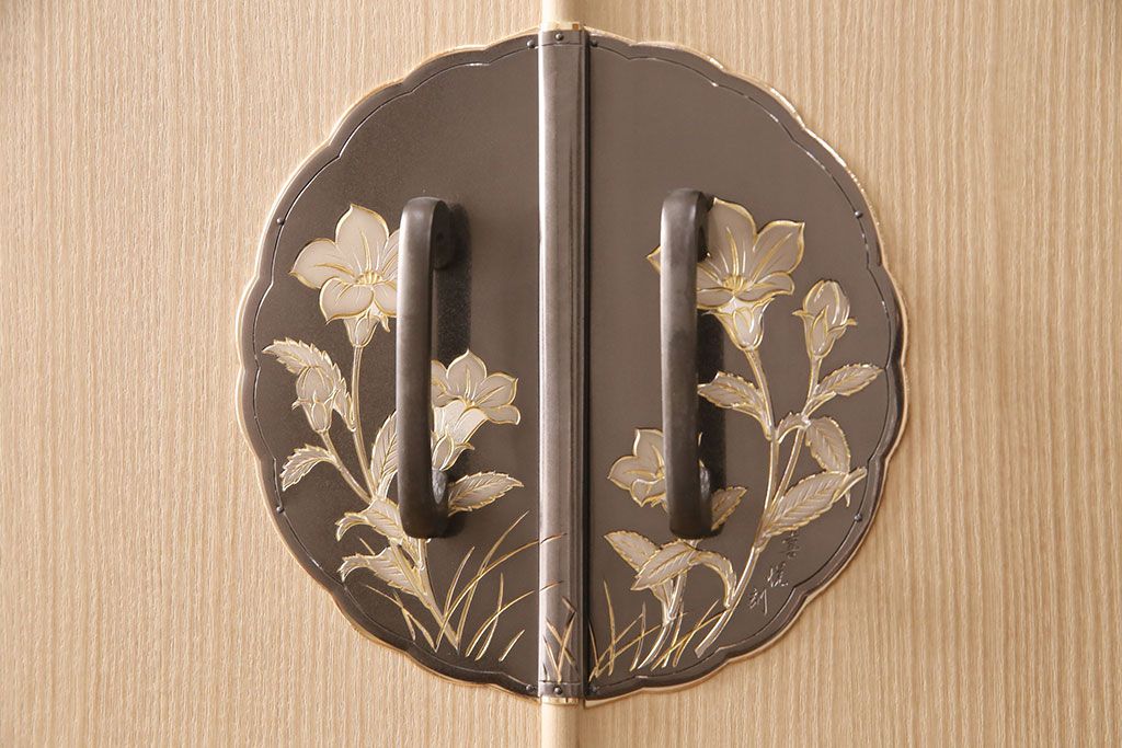 中古美品　伝統工芸品　長谷川浅次作　三方柾目造り　衣装盆付き!桔梗の飾り金具が上品な和を感じさせる加茂総桐箪笥(定価約140万円)(胴厚、総桐たんす、桐タンス、着物タンス、衣装タンス)(R-049341)