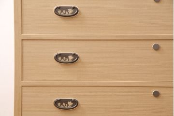 中古美品　伝統工芸品　長谷川浅次作　三方柾目造り　衣装盆付き!桔梗の飾り金具が上品な和を感じさせる加茂総桐箪笥(定価約140万円)(胴厚、総桐たんす、桐タンス、着物タンス、衣装タンス)(R-049341)