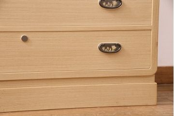 中古美品　伝統工芸品　長谷川浅次作　三方柾目造り　衣装盆付き!桔梗の飾り金具が上品な和を感じさせる加茂総桐箪笥(定価約140万円)(胴厚、総桐たんす、桐タンス、着物タンス、衣装タンス)(R-049341)