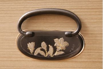 中古美品　伝統工芸品　長谷川浅次作　三方柾目造り　衣装盆付き!桔梗の飾り金具が上品な和を感じさせる加茂総桐箪笥(定価約140万円)(胴厚、総桐たんす、桐タンス、着物タンス、衣装タンス)(R-049341)