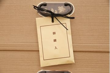 中古美品　伝統工芸品　長谷川浅次作　三方柾目造り　衣装盆付き!桔梗の飾り金具が上品な和を感じさせる加茂総桐箪笥(定価約140万円)(胴厚、総桐たんす、桐タンス、着物タンス、衣装タンス)(R-049341)