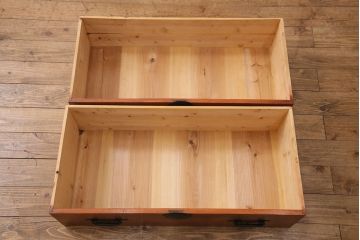 和製アンティーク　美品　天板・鉄脚付きリメイク　現代のお部屋にも合う!桜丸金具が上品なヒノキ材製の箪笥ローボード(引き出し、チェスト、テレビ台、テレビボード)(R-049342)
