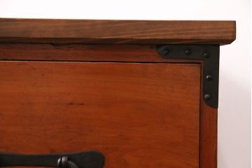 和製アンティーク　美品　天板・鉄脚付きリメイク　現代のお部屋にも合う!桜丸金具が上品なヒノキ材製の箪笥ローボード(引き出し、チェスト、テレビ台、テレビボード)(R-049342)