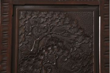中古　美品　伝統工芸　軽井沢彫り　咲き誇る桜の彫刻に目を奪われる美しいワードローブ(洋服タンス、チェスト)(R-049343)